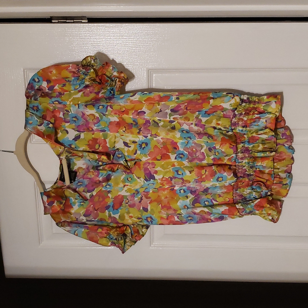 Spense size small, silky floral top.